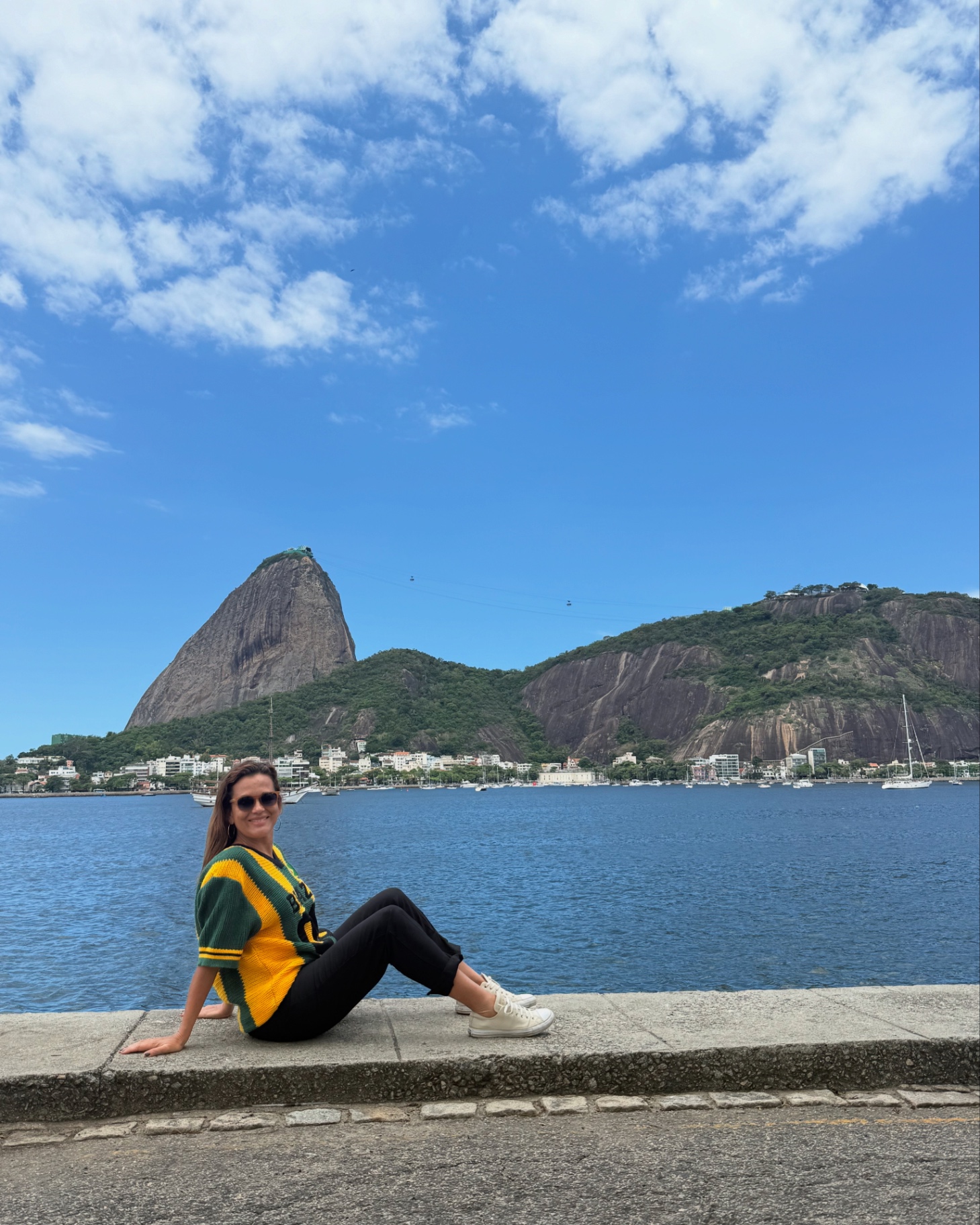 Helena devant le Pain de Sucre et la baie de Guanabara à Rio de Janeiro